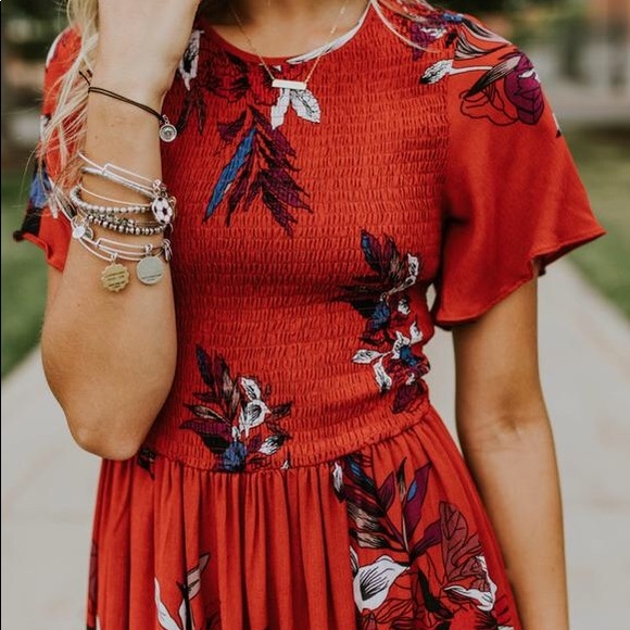 Dresses & Skirts - Red floral midi dress